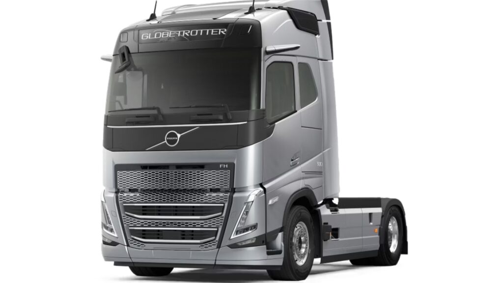 VOLVO FH 420 Zero Km prata parado na diagonal em um fundo branco.