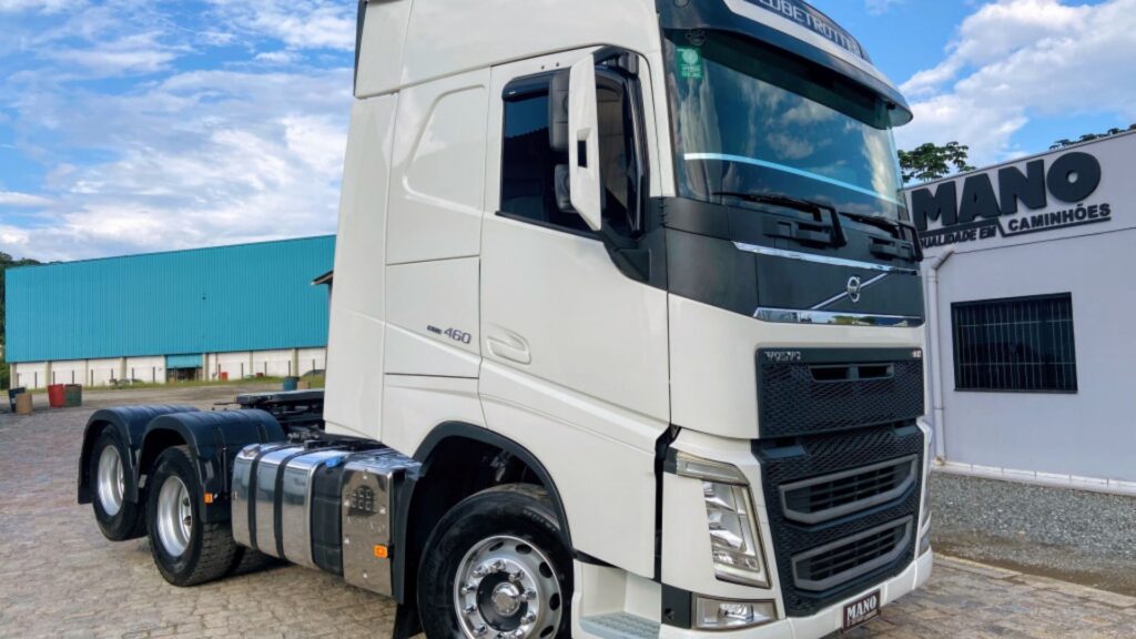 VOLVO FH 460 2021 branco parado na diagonal.