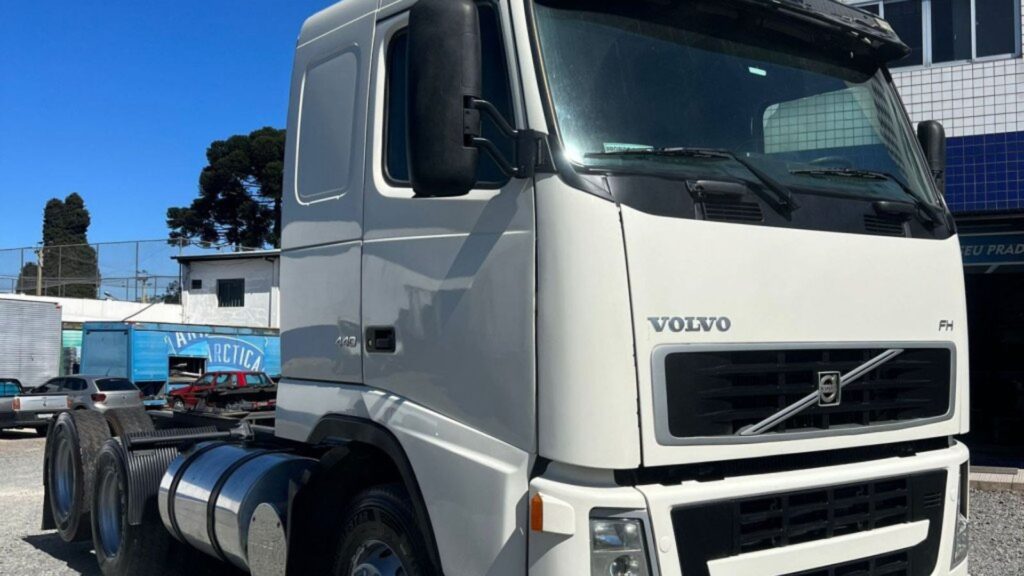 VOLVO FH 480 2008 branco parado na diagonal.
