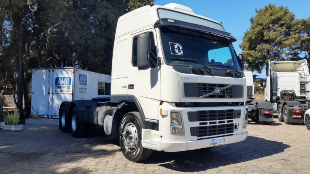 VOLVO FM 2010 branco parada na diagonal.
