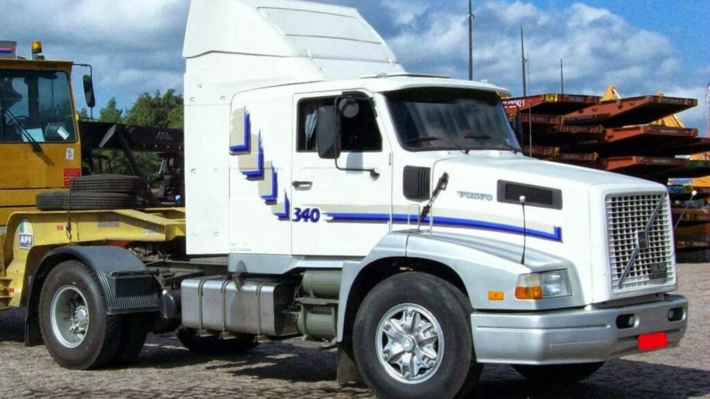 Lateral da Cabine branca com detalhes azuis do VOLVO NL-10 1994.