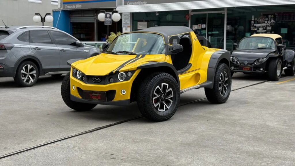 Wake Way 2015 amarela parado na diagonal.