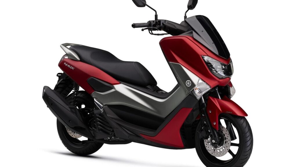 YAMAHA NMAX 2018 vermelha parada na diagonal no fundo branco.