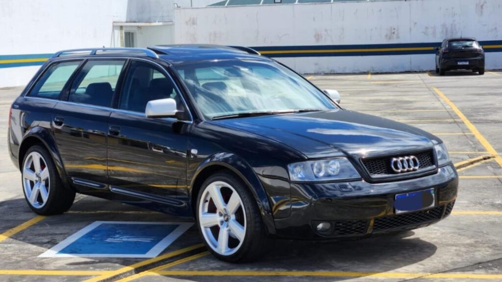 Audi Allroad 2001 preto parado na diagonal.
