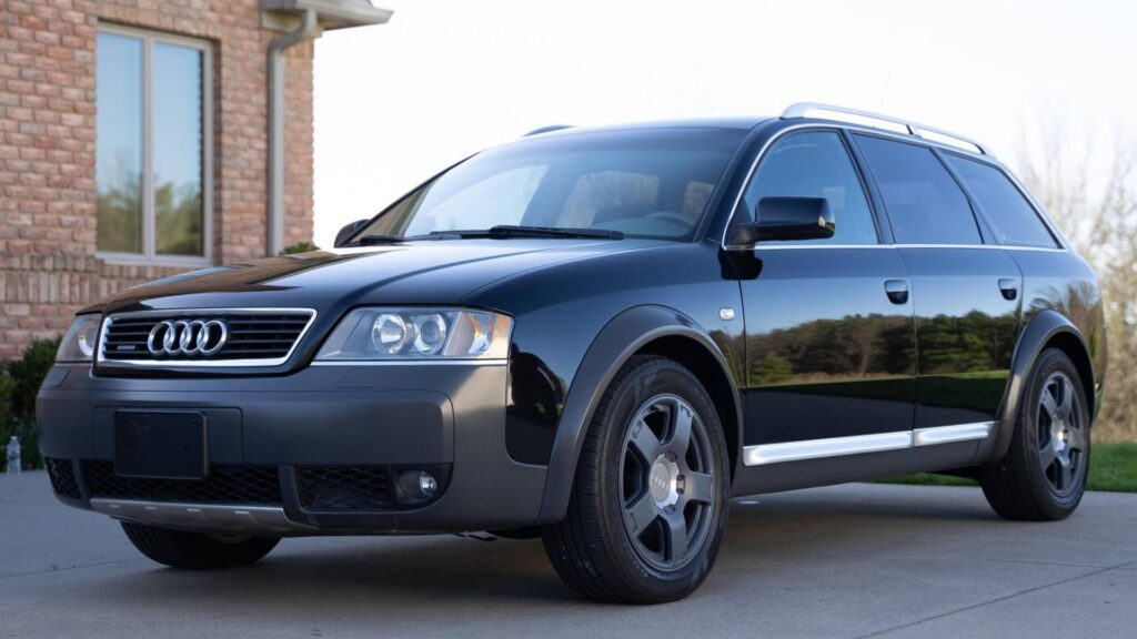 Audi Allroad 2002 preto parado na diagonal.
