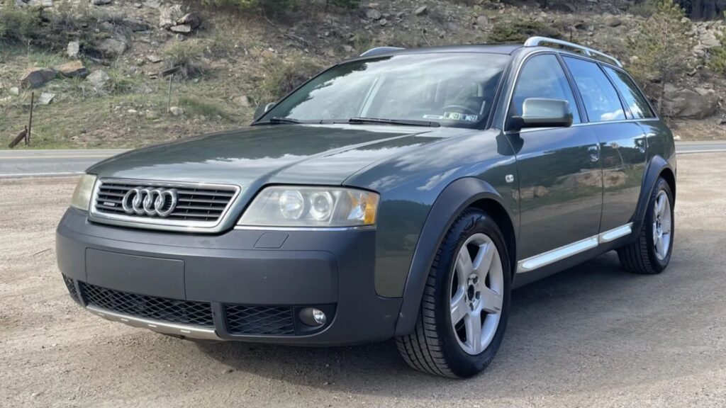Audi Allroad 2003 cinza parado na diagonal.