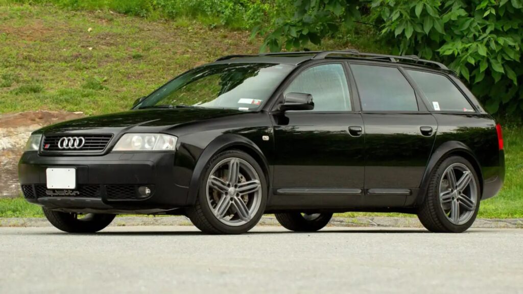 Audi Allroad 2005 preto parado na diagonal.