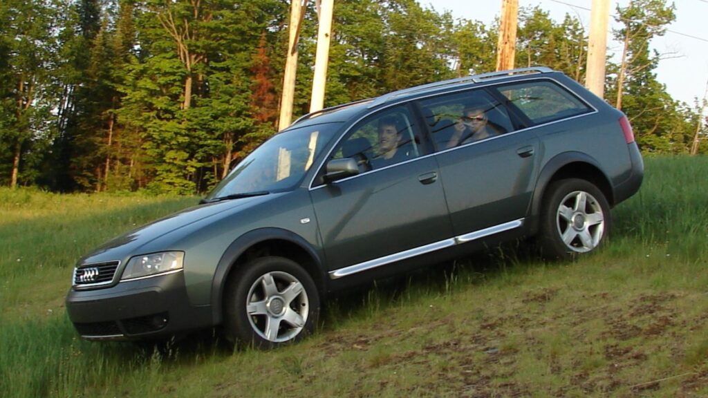 Audi Allroad 2004 verde descendo um morrinho.