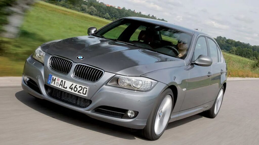 BMW 320iA 2009 cinza em movimento.