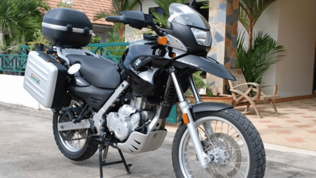 BMW F 650 2007 preto parada na diagonal.