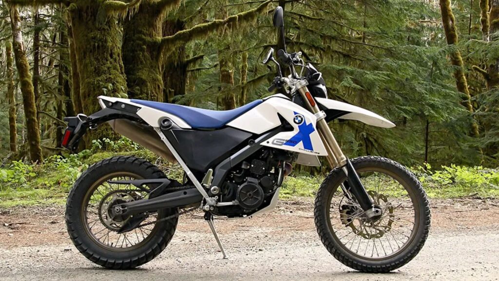 BMW G 650 X 2008 branca de lado.