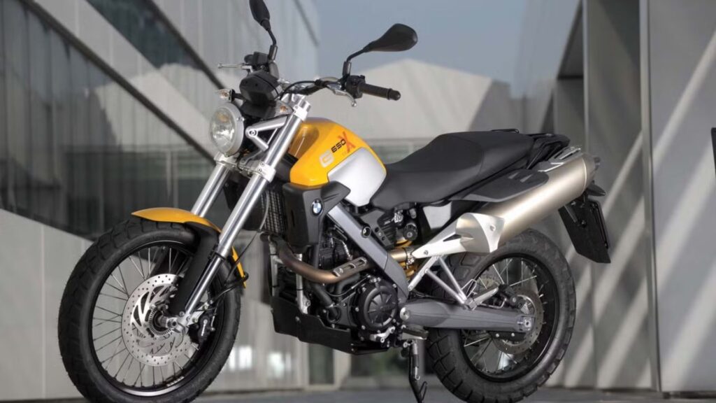 BMW G 650 X 2009 amarela parada na diagonal.