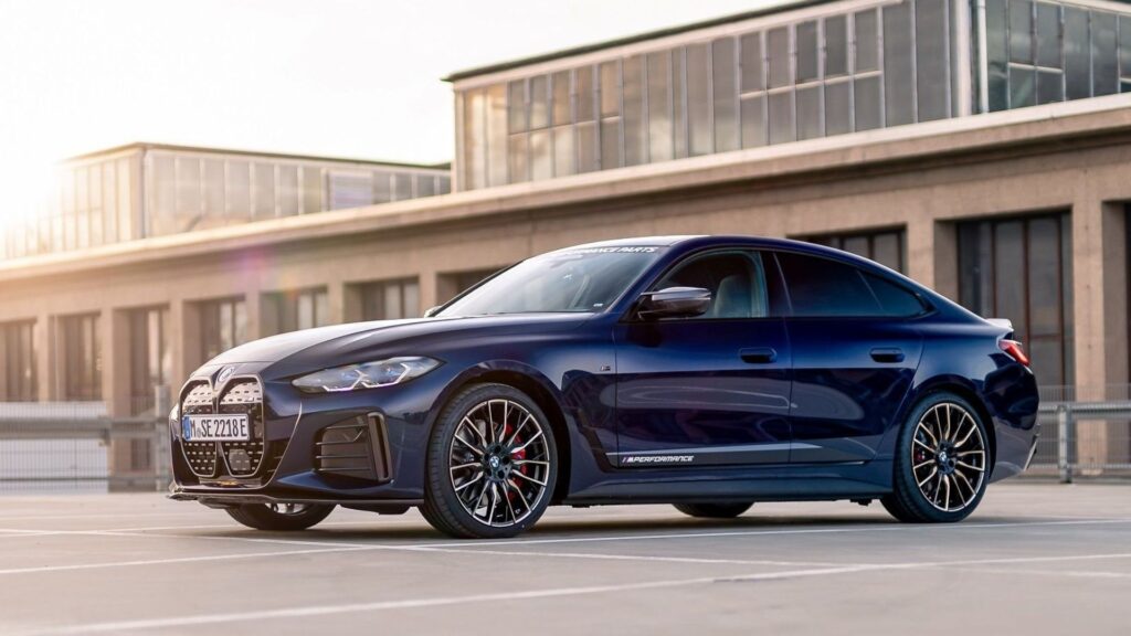 BMW i4 2023 azul parado na diagonal.