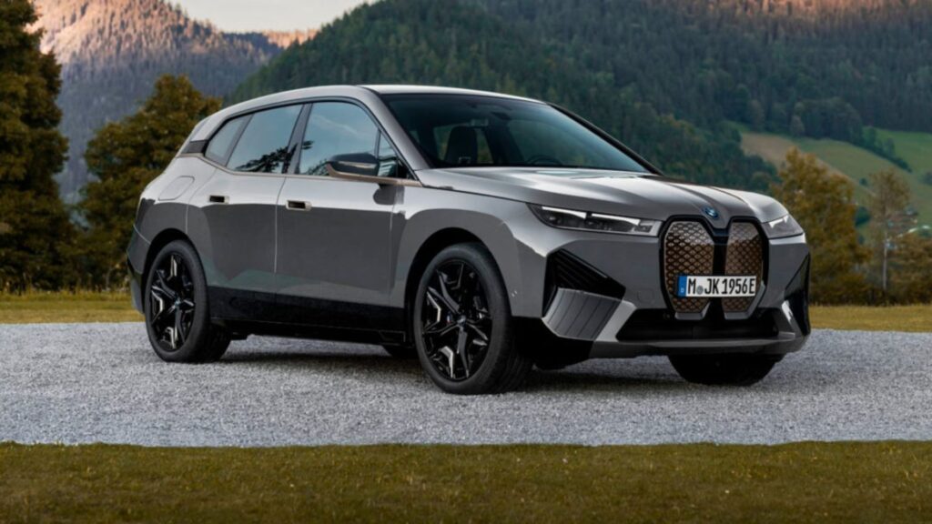 BMW iX 2022 cinza parado na diagonal.
