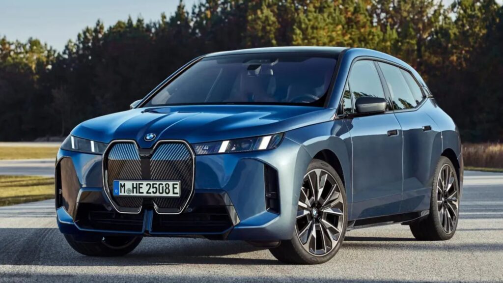 BMW iX Zero Km azul parado na diagonal.