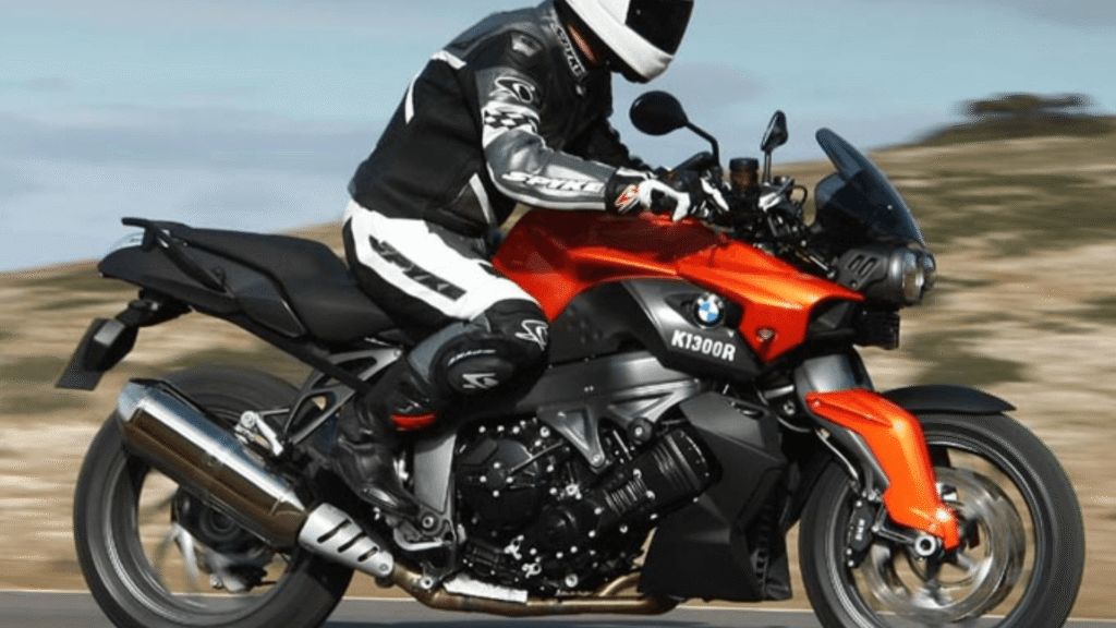 BMW K 1300 2012 laranja em movimento na estrada.