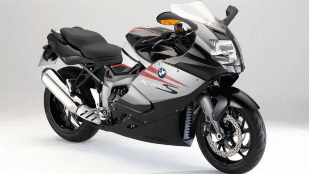 BMW K 1300 2013 cinza com preto parada na diagonal em um fundo cinza.
