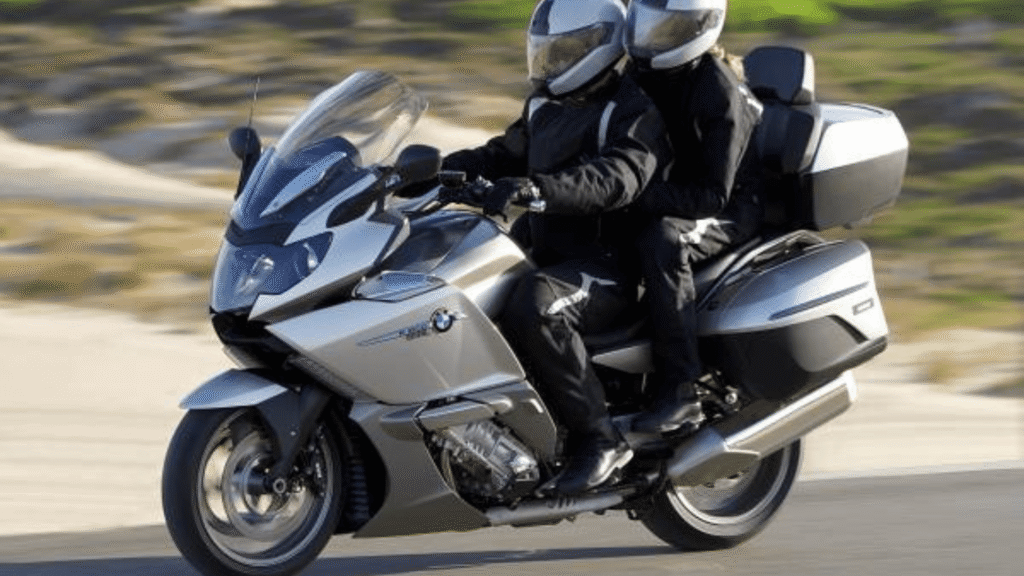 BMW K 1600 2011 cinza em movimento na estrada.