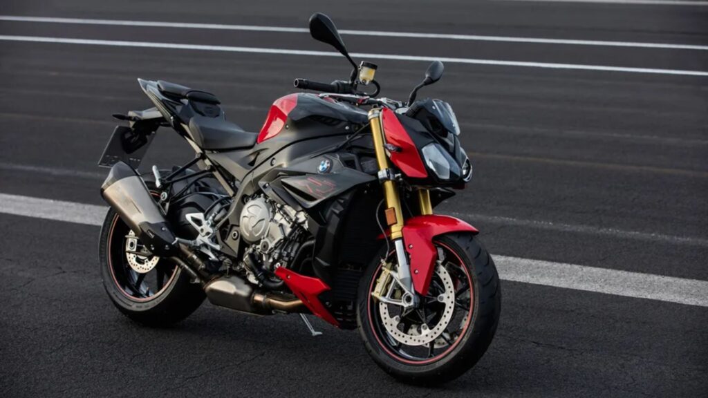 BMW S 1000 R 2014 vermelha parada na diagonal.