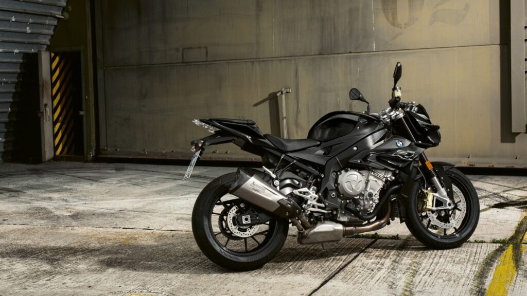 BMW S 1000 R 2019 preta parada na diagonal.