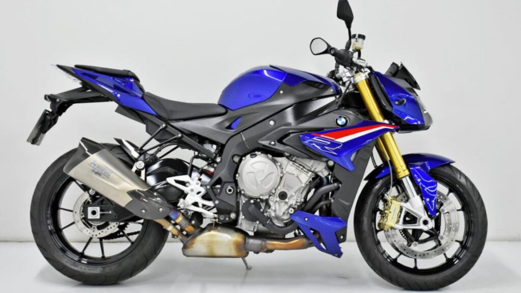 BMW S 1000 R 2020 azul parada na diagonal.