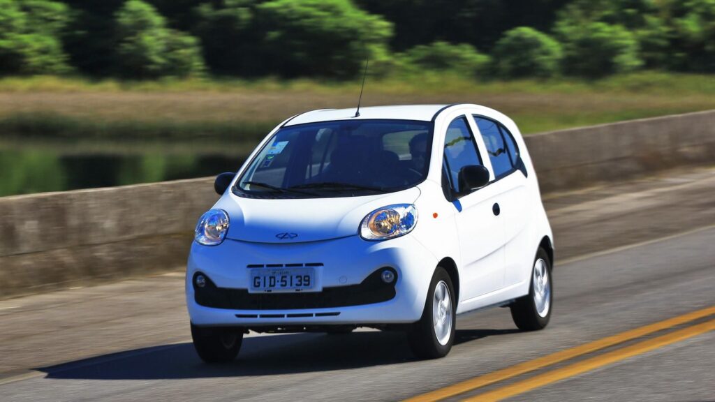  Caoa Chery QQ 2020 branco em moviento na estrada.