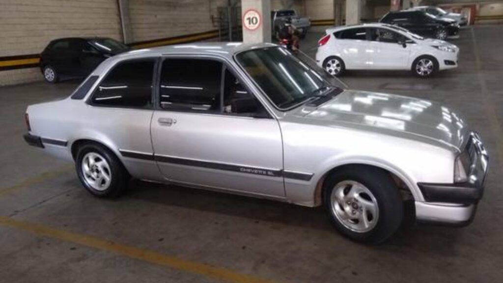 Chevrolet Chevette 1985 prata.