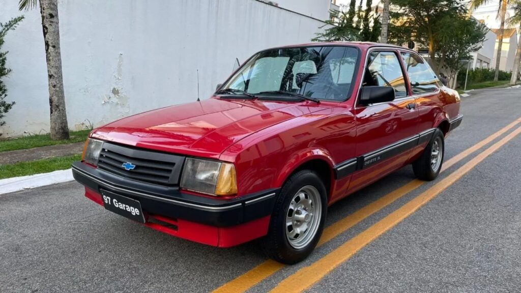 Chevrolet Chevette 1989 vermelho na estrada.