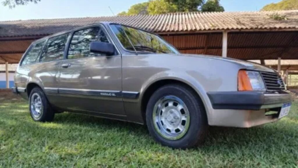 Chevrolet Marajo 1985 parada na diagonal.