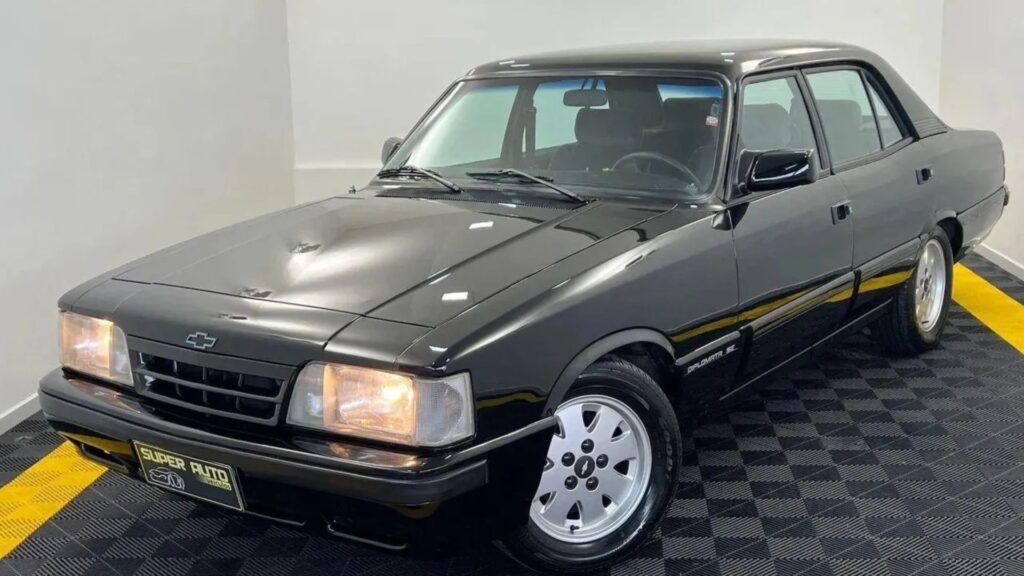 Chevrolet Opala 1991 preto parado na diagonal