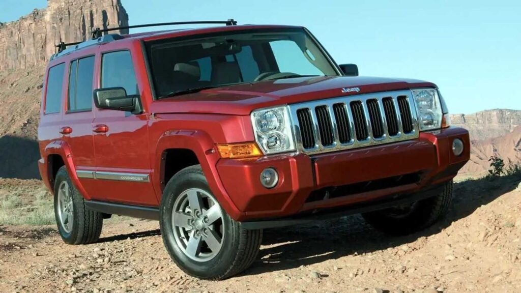 Jeep Commander 2006 vermelho parado na diagonal.