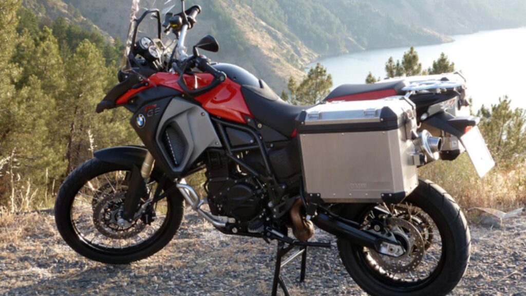 BMW F800 2017 vermelha.