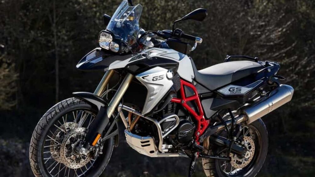 BMW F800 2016 de lado.