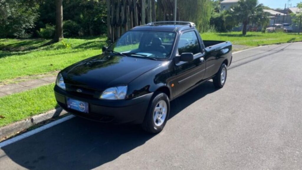 Ford Courier 2005 preto.