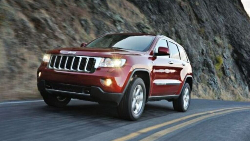  Jeep Grand Cherokee 2011 vermelho na estrada.