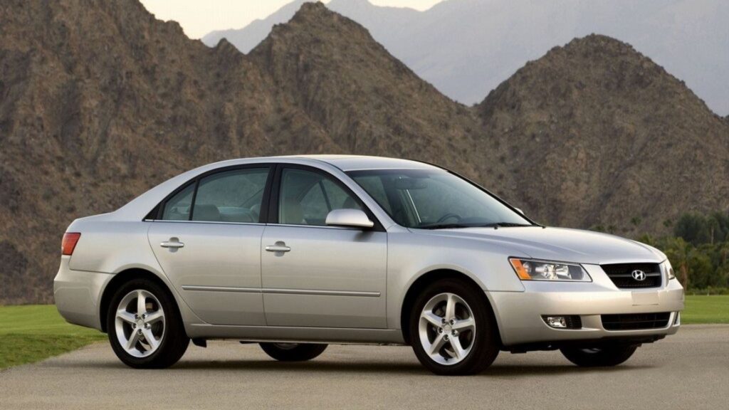 Hyundai Sonata 2007 prata parado na diagonal.