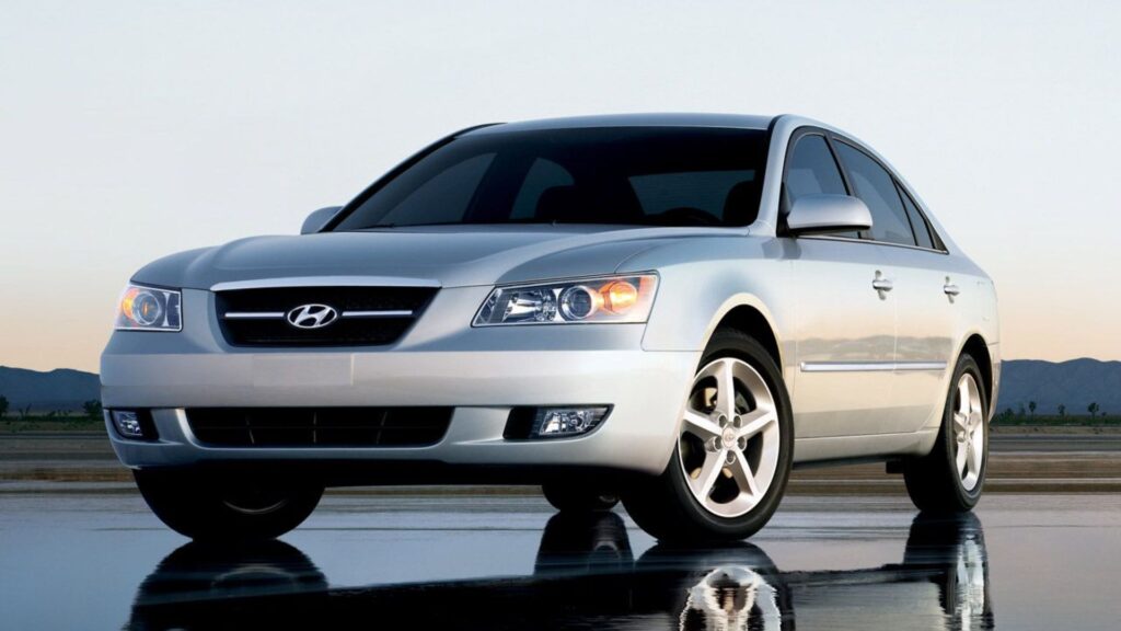 Hyundai Sonata 2008 prata parado na diagonal.