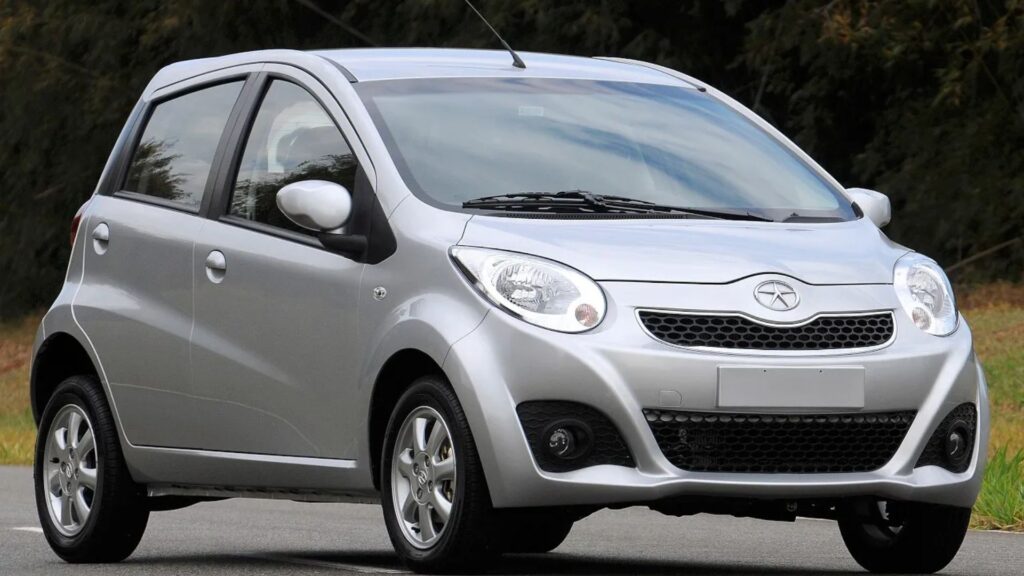 JAC J2 2013 prata parado na estrada.