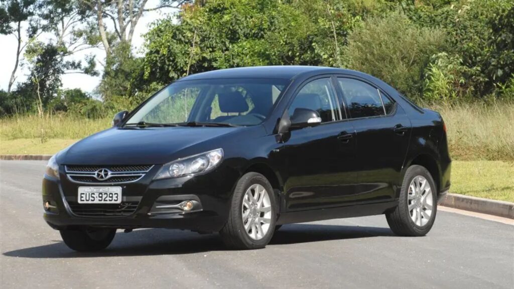 JAC J5 2014 preto parado na diagonal.