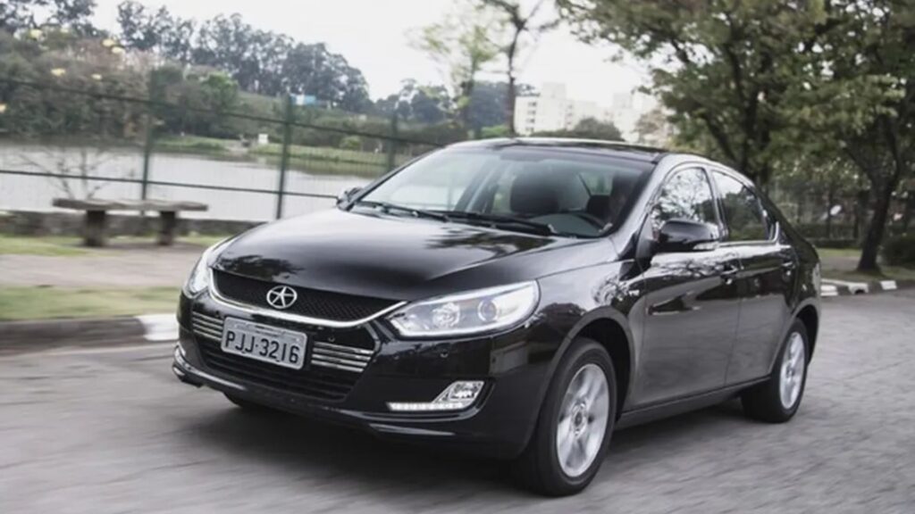 JAC J5 2015 PRETO NA ESTRADA.