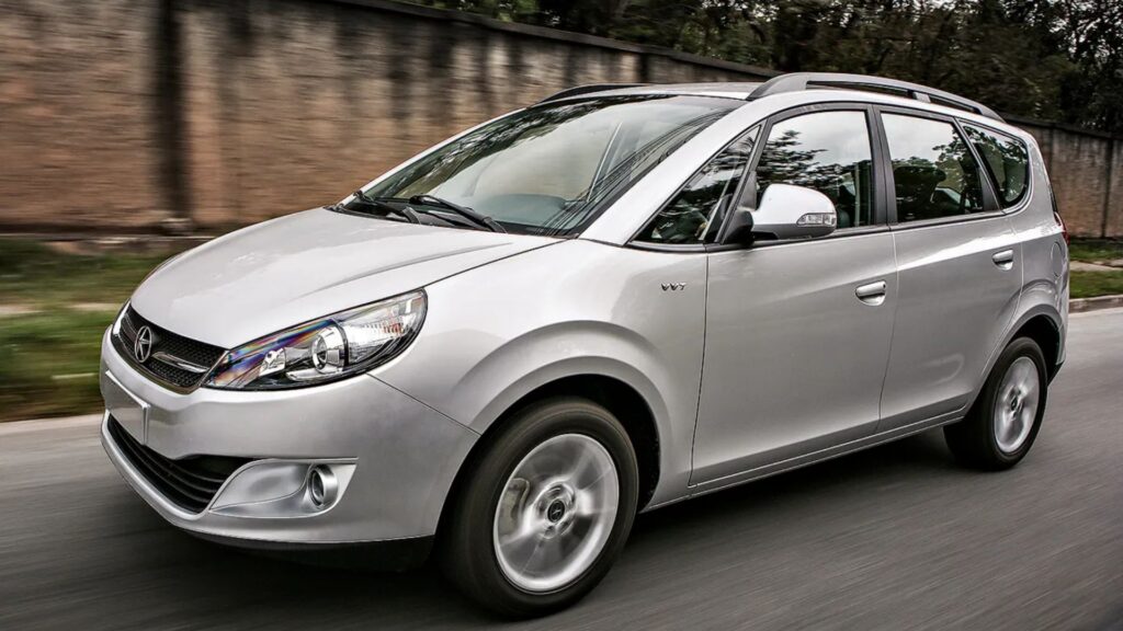 JAC J6 2010 prata em movimento na estrada.