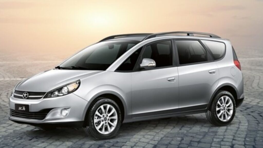 JAC J6 2016 prata parado na diagonal.