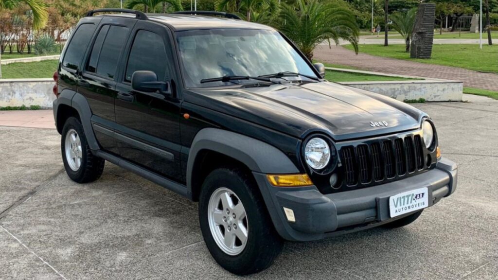 Jeep Cherokee 2007 preto na diagonal.