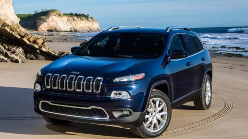 Jeep Cherokee 2014 azul parado na diagonal.