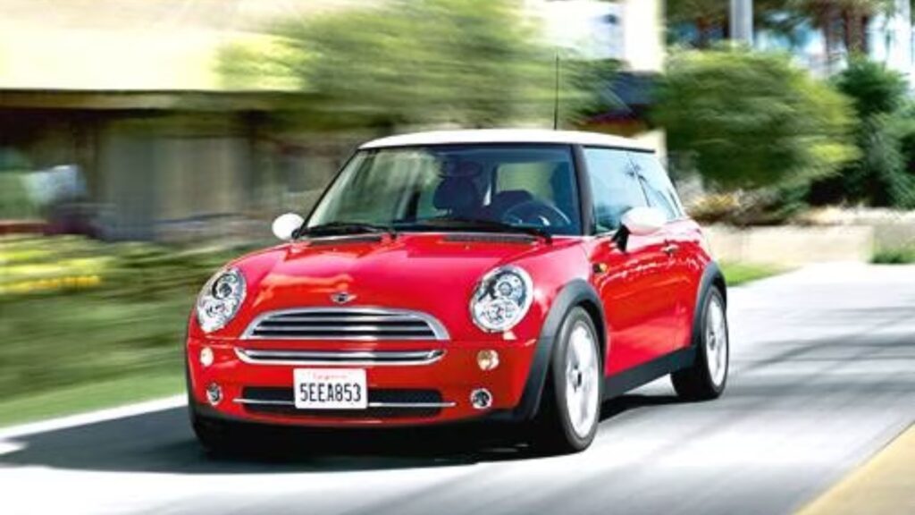 MINI COOPER 2006 vermelho na estrada.