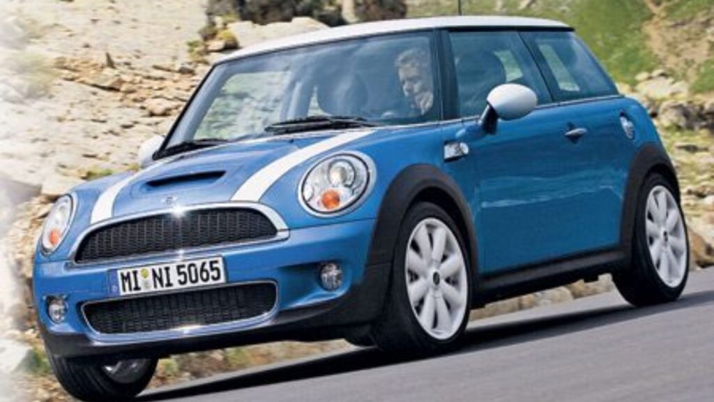 MINI COOPER 2007 azul em uma estrada.