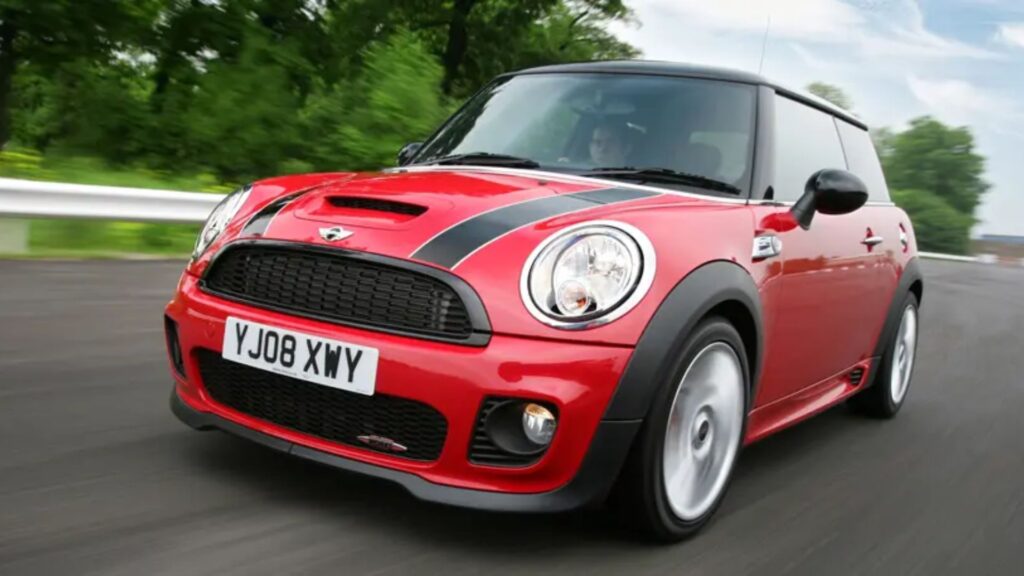 MINI COOPER 2008 vermelho na estrada.