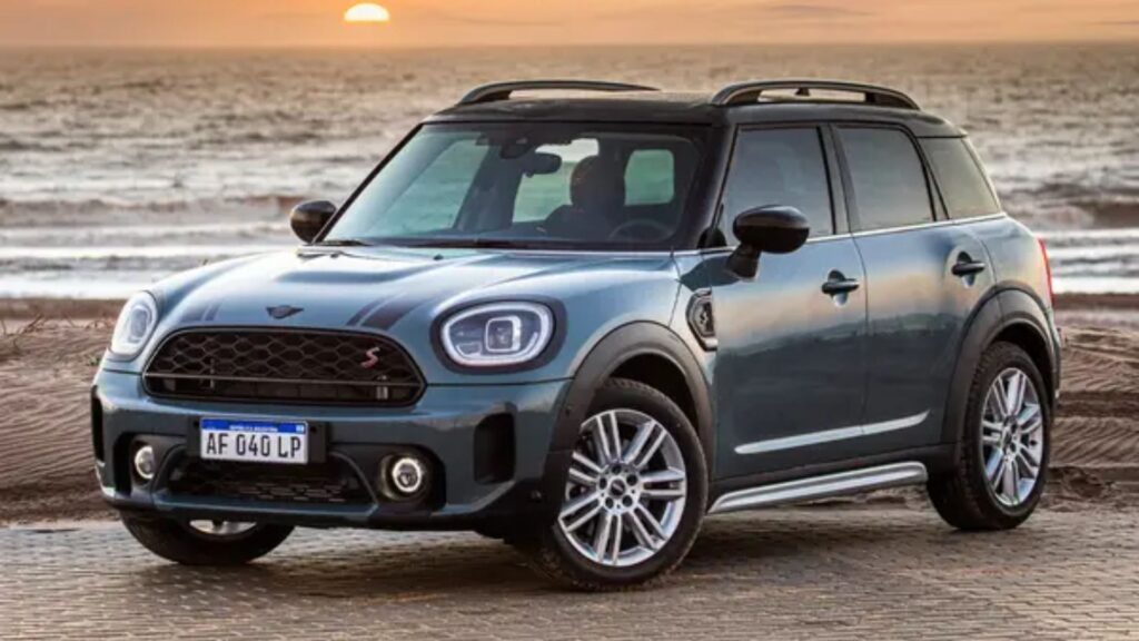 MINI COOPER 2018 azul parado na diagonal.