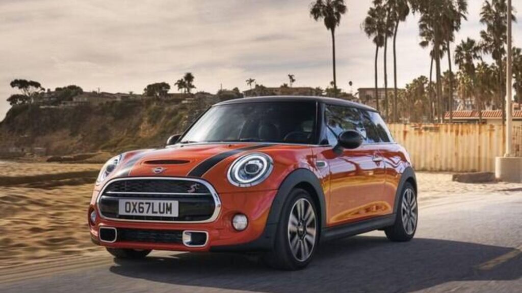 MINI COOPER 2019 laranja na estrada.