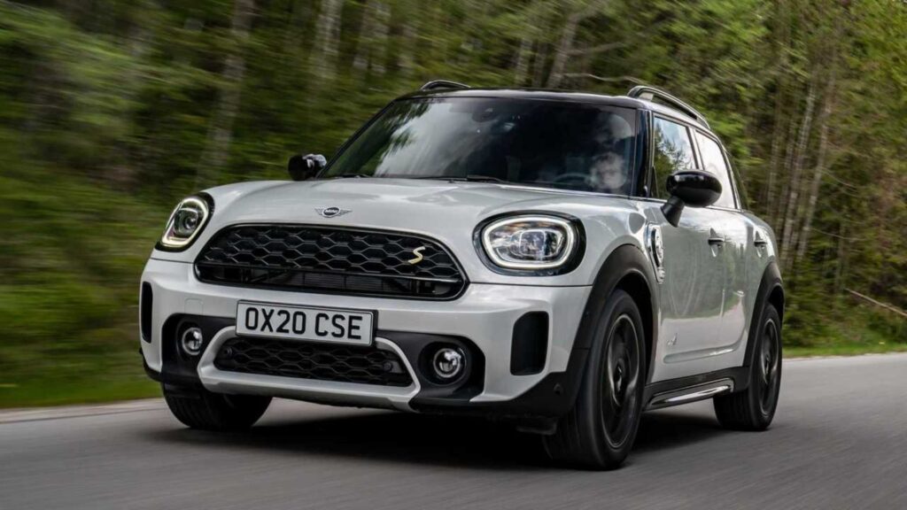 MINI COOPER 2021 na estrada.
